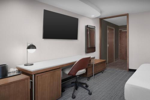 Μια τηλεόραση ή/και κέντρο ψυχαγωγίας στο Courtyard by Marriott Paso Robles
