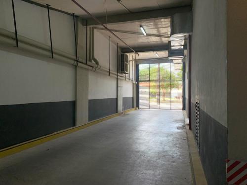 an empty room with a door leading to a garage at En piso 18. Excelente ubicación, Barrio Carmelitas in Asuncion