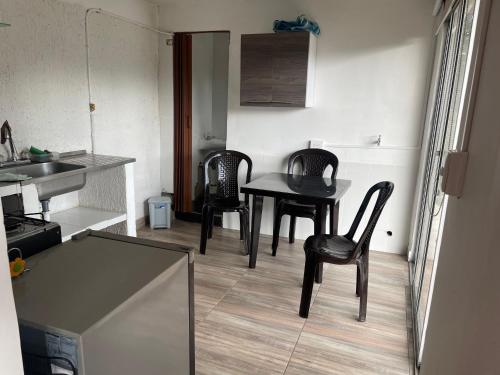 a kitchen with a table and chairs in a room at Apartamento rural Circasia Quindio in Circasia