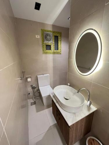 un bagno con lavandino e specchio di Zamalek Taha Hussein open view a Il Cairo