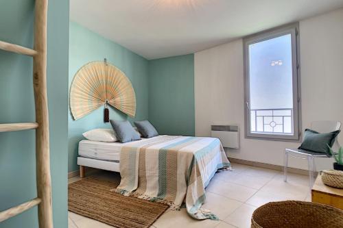 a bedroom with a bed and a large window at Centre, lumineux appartement T3 6 Pers Terrasse wifi pkg clim in Antibes