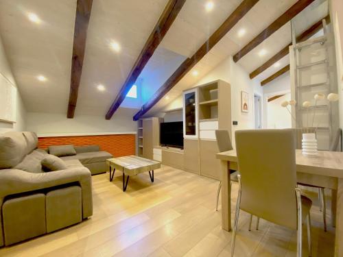 a living room with a couch and a table at San Juan Centro Histórico in Burgos