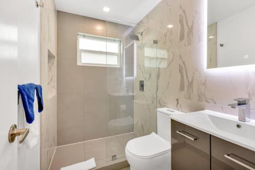 a bathroom with a toilet and a shower and a sink at ULTRA joyful apartment perfect for families in Hollywood