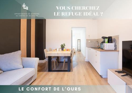 un salon avec une table et une cuisine dans l'établissement Le Confort de l'Ours, à Mulhouse