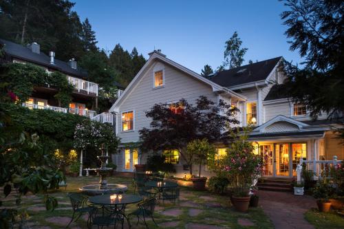 OccidentalにあるInn at Occidentalの庭のテーブルと椅子付きの家