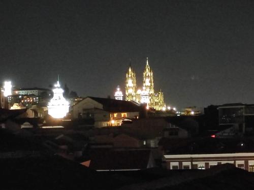 Pemandangan umum bagi Quito atau pemandangan bandar yang diambil dari homestay