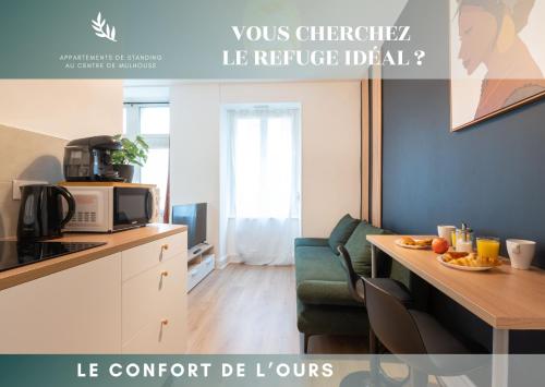 - une cuisine avec un four micro-ondes et une table dans une chambre dans l'établissement Le Confort de l'Ours, à Mulhouse