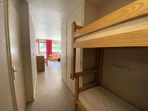 Cette chambre dispose de lits superposés et d'un couloir. dans l'établissement Résidence Albaron - Studio pratique et bien situé MAE-4231, à Bessans