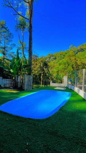 a large blue object is on the grass at Sítio das Palmeiras in Itapecerica da Serra