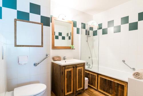 une salle de bain avec toilettes et lavabo dans l'établissement Résidence Le Clos Vanoise - 2 Pièces pour 6 Personnes MAE-4371, à Bessans