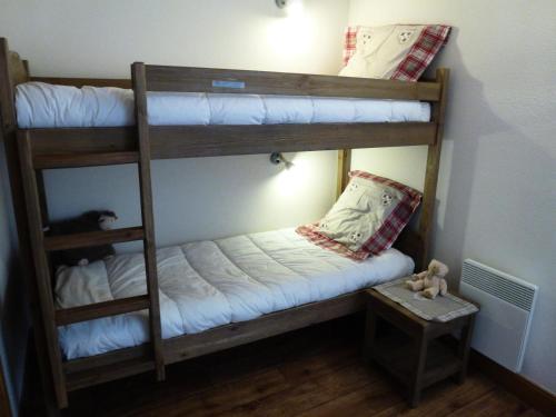 quelques lits superposés dans une chambre dans l'établissement Résidence Le Clos Vanoise - 2 Pièces pour 6 Personnes MAE-4371, à Bessans