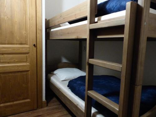 - une chambre avec 2 lits superposés et un lit dans l'établissement Résidence Le Clos Vanoise - 3 Pièces pour 8 Personnes MAE-4331, à Bessans