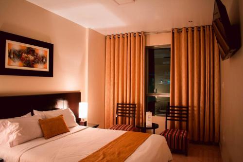 a hotel room with a bed and a window at Riosol Hotel Tarapoto in Tarapoto