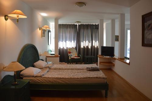 Ένα ή περισσότερα κρεβάτια σε δωμάτιο στο Vila Lac - Ecohotel - Domeniul Sarulesti by the Lake