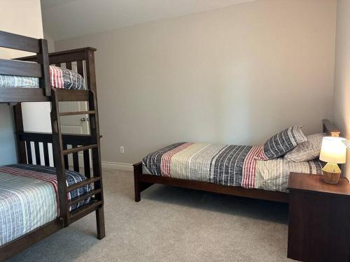 Кровать или кровати в номере Beautiful house in The Woodlands - Creekside