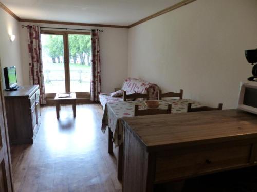 un salon avec un canapé et une table dans l'établissement Résidence Le Clos Vanoise - 2 Pièces pour 6 Personnes MAE-4431, à Bessans