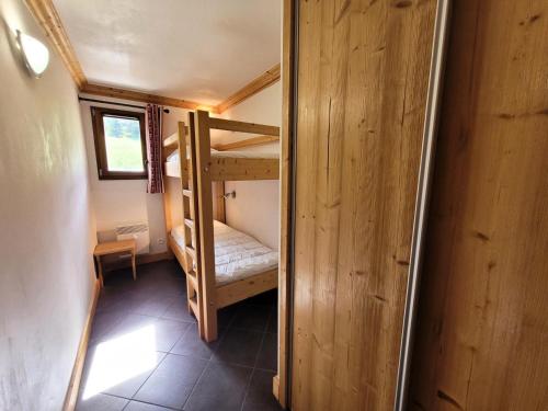 une petite pièce avec deux lits superposés dans l'établissement Résidence Le Criterium - 3 Pièces pour 6 Personnes MAE-4391, à Lanslebourg-Mont-Cenis