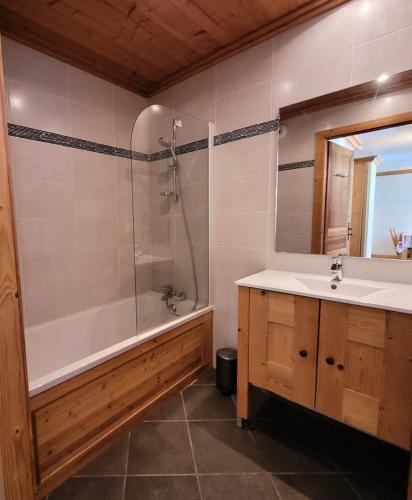 une salle de bain avec une baignoire, un lavabo et une douche dans l'établissement Résidence Le Criterium - 3 Pièces pour 6 Personnes MAE-4391, à Lanslebourg-Mont-Cenis