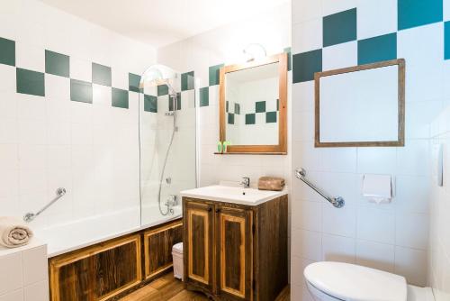 une salle de bain avec un lavabo et des toilettes dans l'établissement Résidence Le Clos Vanoise - 2 Pièces pour 6 Personnes MAE-4441, à Bessans