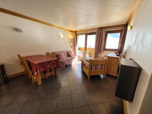 - un salon avec une table, un canapé, une table et des chaises dans l'établissement Résidence Le Criterium - 3 Pièces pour 6 Personnes MAE-4361, à Lanslebourg-Mont-Cenis