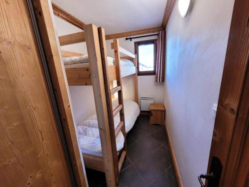 une petite pièce avec deux lits superposés dans l'établissement Résidence Le Criterium - 3 Pièces pour 6 Personnes MAE-4361, à Lanslebourg-Mont-Cenis