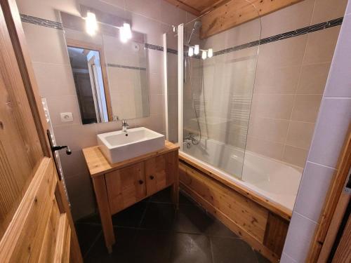 une salle de bain avec un lavabo, une douche et une baignoire dans l'établissement Résidence Le Criterium - 3 Pièces pour 6 Personnes MAE-4481, à Lanslebourg-Mont-Cenis