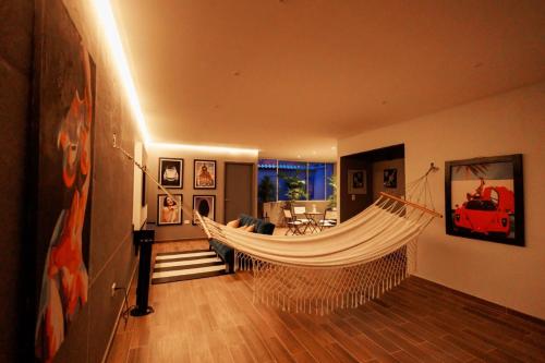 a hammock in a room with a living room at Hermoso LOFT en Guaduas in Guaduas