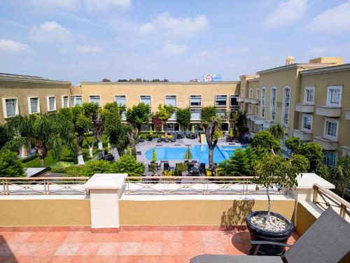 Bazén v ubytování Plaza Camelinas Hotel nebo v jeho okolí