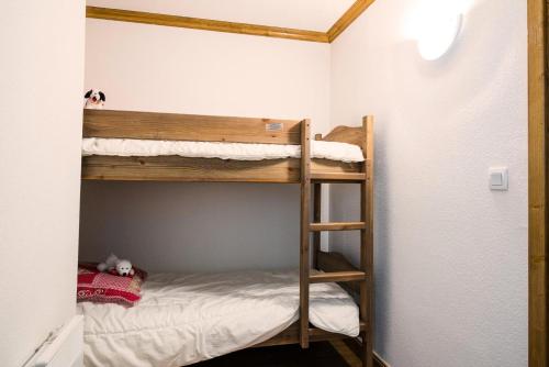 a bunk bed in a small room with a bunk bed in a room at Résidence Le Clos Vanoise - 2 Pièces pour 6 Personnes MAE-4521 in Bessans