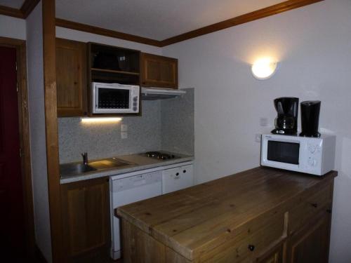 - une cuisine avec un comptoir et un four micro-ondes dans l'établissement Résidence Le Clos Vanoise - 2 Pièces pour 6 Personnes MAE-4541, à Bessans