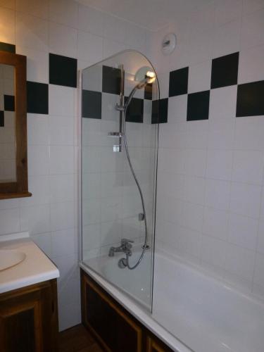 une douche dans une salle de bain avec un lavabo et une baignoire dans l'établissement Résidence Le Clos Vanoise - 2 Pièces pour 6 Personnes MAE-4541, à Bessans