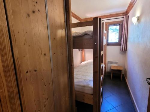 Cette petite chambre comprend des lits superposés. dans l'établissement Résidence Le Criterium - Appartement 6 personnes spacieux MAE-4451, à Lanslebourg-Mont-Cenis