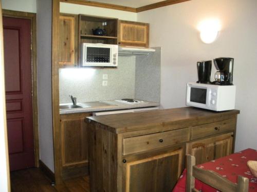 une cuisine avec un évier et un micro-ondes dans l'établissement Résidence Le Clos Vanoise - 2 Pièces pour 6 Personnes MAE-4471, à Bessans