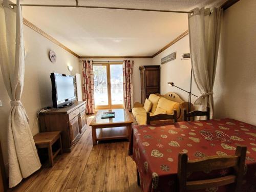 une chambre avec un lit, une télévision et un canapé dans l'établissement Résidence Le Clos Vanoise - 2 Pièces pour 6 Personnes MAE-4501, à Bessans
