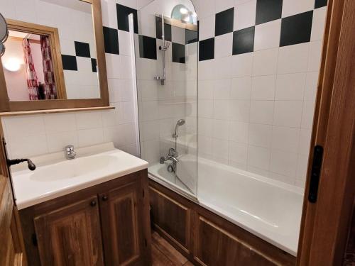 une salle de bain avec un lavabo, une baignoire et une douche dans l'établissement Résidence Le Clos Vanoise - 2 Pièces pour 6 Personnes MAE-4501, à Bessans
