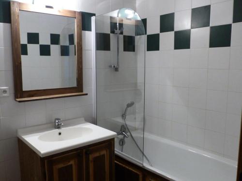 a bathroom with a sink and a shower with a mirror at Résidence Le Clos Vanoise - Studi mezzanine chaleureux MAE-4561 in Bessans