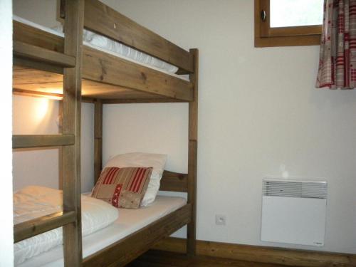 quelques lits superposés dans une chambre dans l'établissement Résidence Le Clos Vanoise - Appartement 3 pièces lumineux MAE-4551, à Bessans
