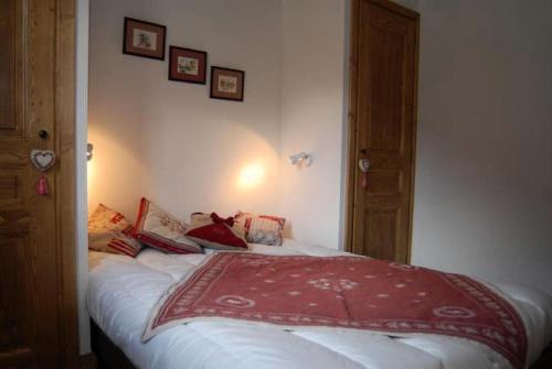 une chambre avec un lit avec une couverture rouge dessus dans l'établissement Résidence Le Clos Vanoise - Appartement 3 pièces lumineux MAE-4551, à Bessans