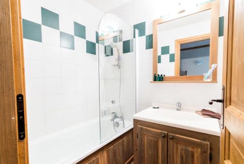 une salle de bain avec un lavabo et une douche dans l'établissement Résidence Le Clos Vanoise - Studio mezzanine chalereux MAE-4571, à Bessans