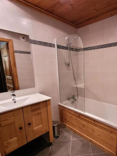 une salle de bain avec une douche, un lavabo et une baignoire dans l'établissement Résidence Le Criterium - 3 Pièces pour 4 Personnes MAE-4591, à Lanslebourg-Mont-Cenis