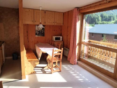 une pièce avec une table et une grande fenêtre dans l'établissement Résidence Parrachee - 2 Pièces pour 5 Personnes MAE-4621, à Val Cenis