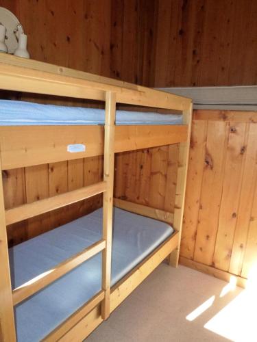 Ce lit superposé se trouve dans un dortoir doté de 4 lits superposés. dans l'établissement Résidence Parrachee - 2 Pièces pour 5 Personnes MAE-4621, à Val Cenis