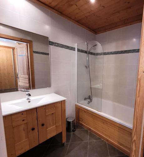 une salle de bain avec un lavabo, une douche et une baignoire dans l'établissement Résidence Le Criterium - 2 Pièces pour 4 Personnes MAE-4581, à Lanslebourg-Mont-Cenis