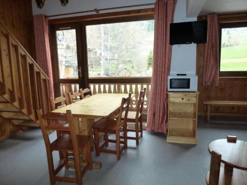 une salle à manger avec une table et des chaises et une fenêtre dans l'établissement Résidence Parrachee - 2 Pièces pour 6 Personnes MAE-4611, à Val Cenis