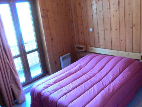 - une chambre avec un lit violet et une grande fenêtre dans l'établissement Résidence Parrachee - 2 Pièces pour 6 Personnes MAE-4611, à Val Cenis