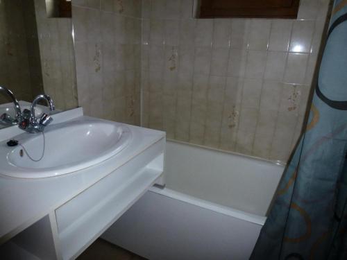 une salle de bain avec un lavabo et une baignoire dans l'établissement Résidence Parrachee - 2 Pièces pour 6 Personnes MAE-4611, à Val Cenis