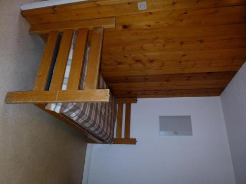Cette chambre est dotée d'un plafond en bois et de poutres apparentes. dans l'établissement Résidence Parrachee - 2 Pièces pour 5 Personnes MAE-4641, à Val Cenis