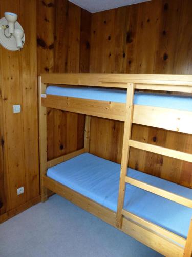 quelques lits superposés dans une chambre dans l'établissement Résidence Parrachee - 2 Pièces pour 5 Personnes MAE-4651, à Val Cenis
