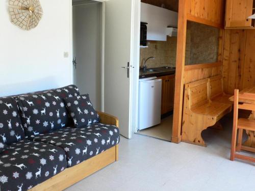 un salon avec un canapé et une cuisine dans l'établissement Résidence Parrachee - 2 Pièces pour 5 Personnes MAE-4651, à Val Cenis