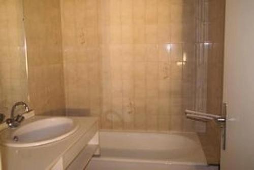 une salle de bain avec une douche, des toilettes et un lavabo dans l'établissement Résidence Parrachee - 2 Pièces pour 5 Personnes MAE-4651, à Val Cenis